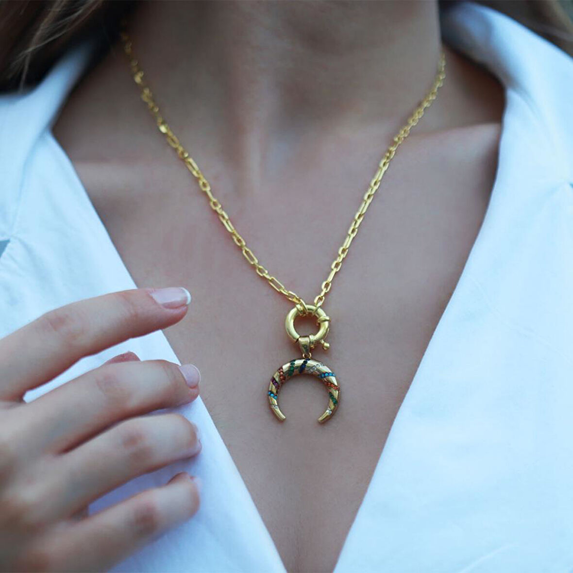 Renkli Zirkon Taşlı Hilal Modeli Önden Klipsli Gold Kaplama Zincir Gümüş Kolye