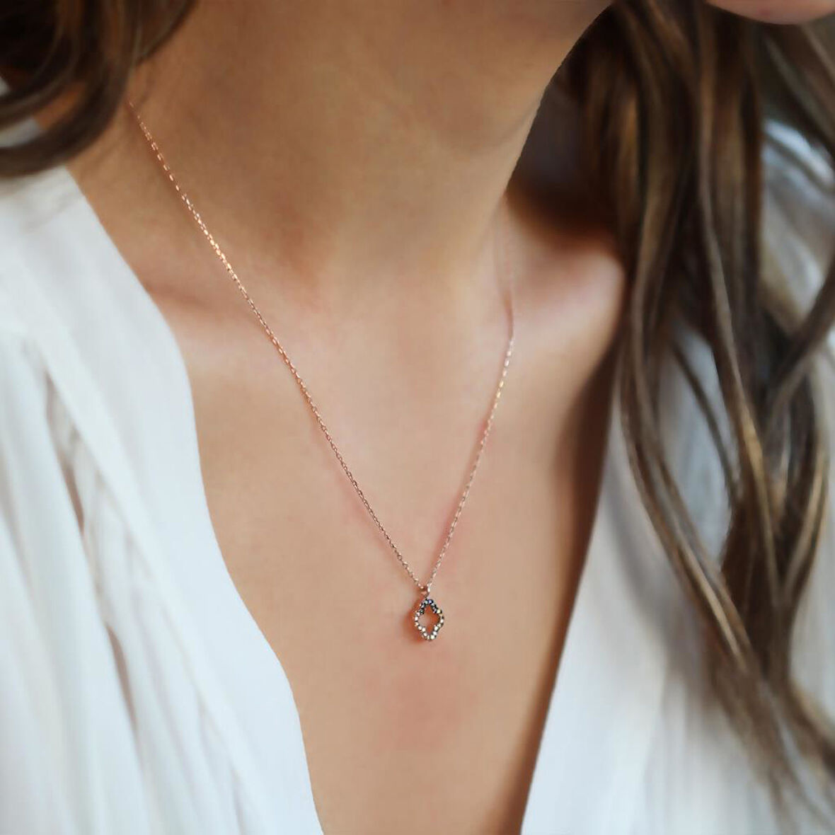 Mini Yonca Figürlü Rose Gold Kaplama Zirkon Taşlı Gümüş Kolye
