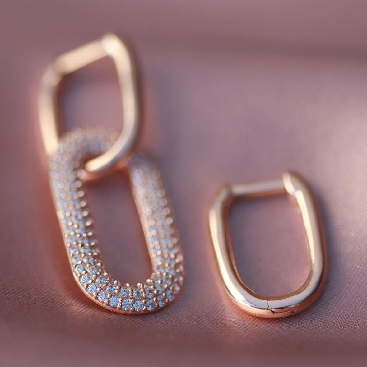 Apm Monaco Modeli Beyaz Zirkon Taşlı Rose Gold Kaplama Gümüş Küpe