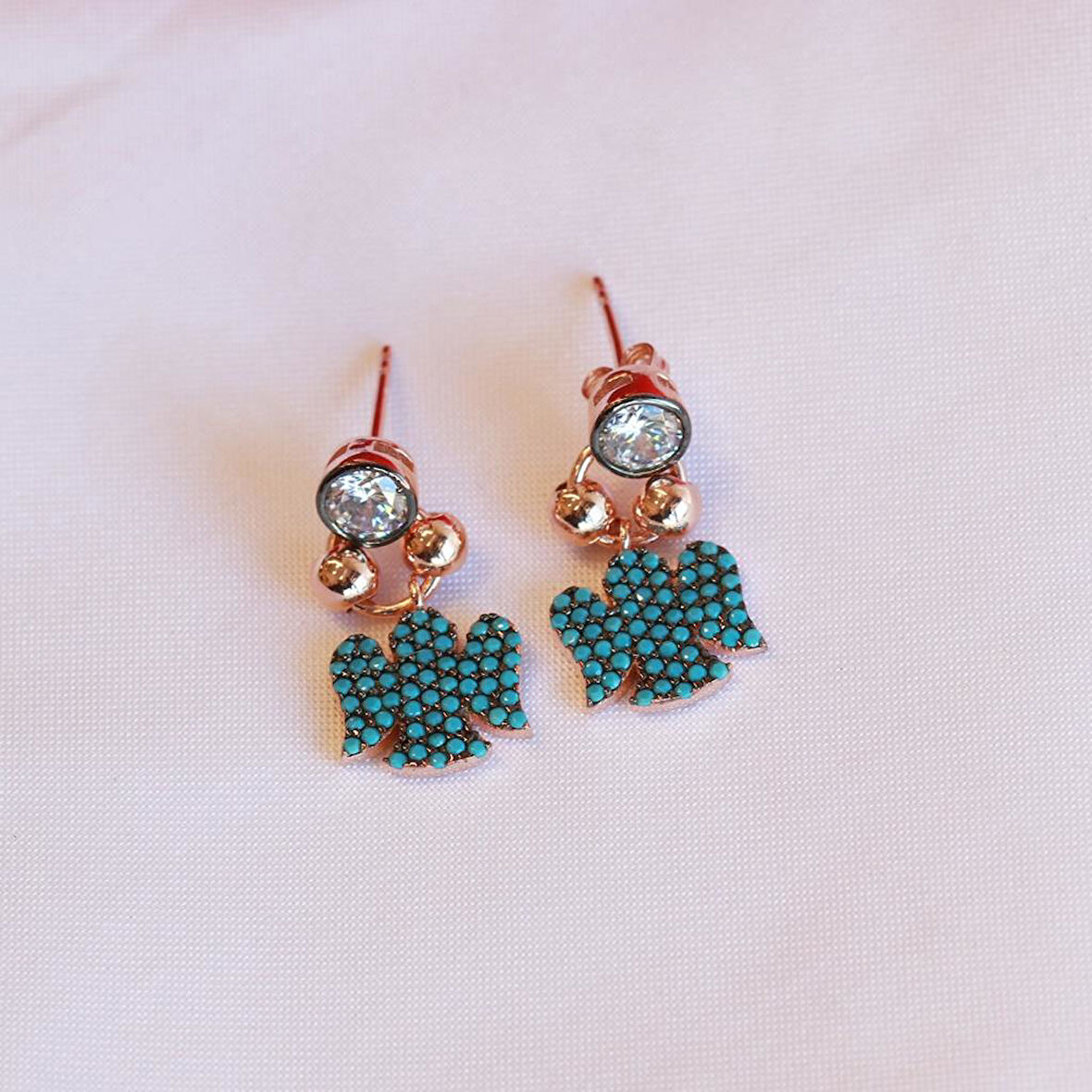 Turkuaz Taşlı Mini Melek Figürlü Rose Gold Kaplama Gümüş Küpe