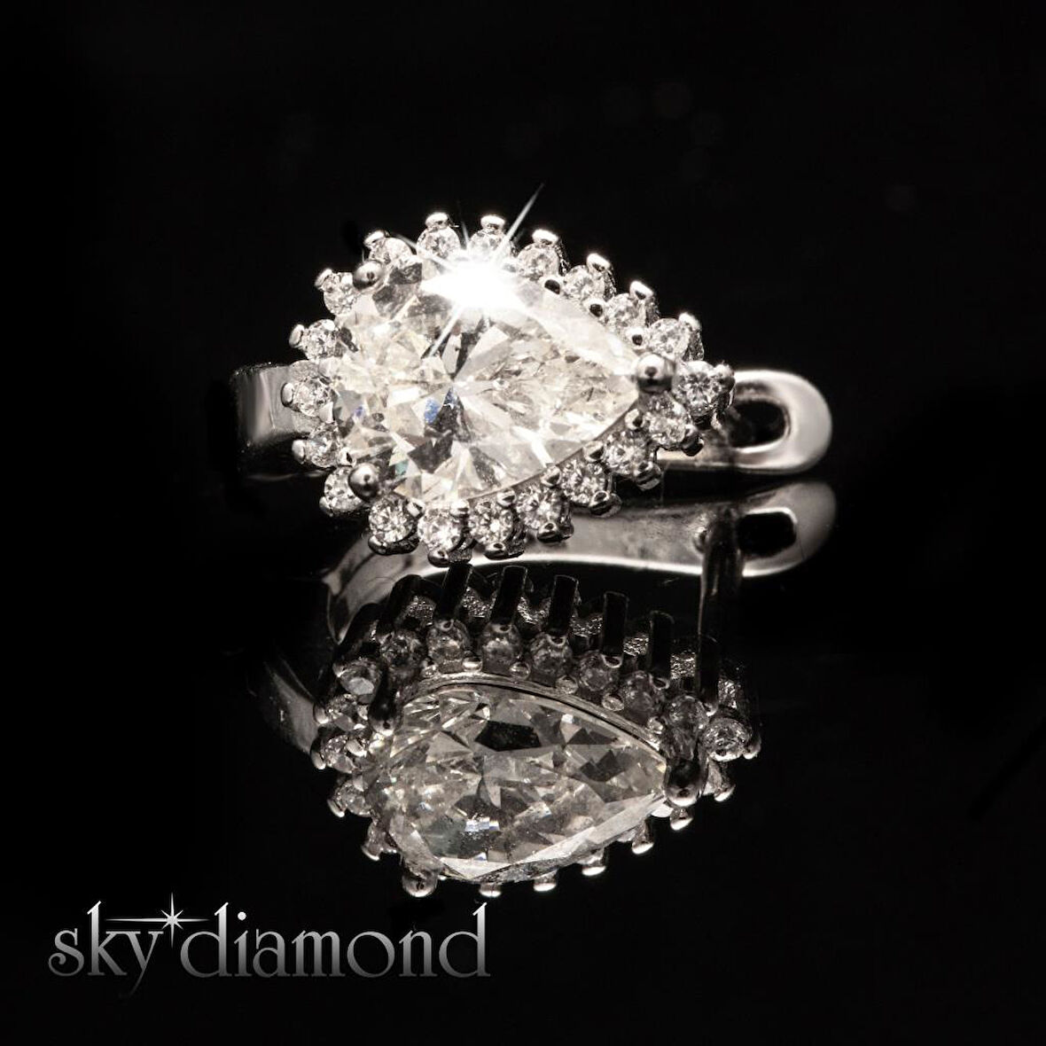 Sky Diamond Etrafı Pırıltılı Taşlarla Süslenmiş Damla Küpe