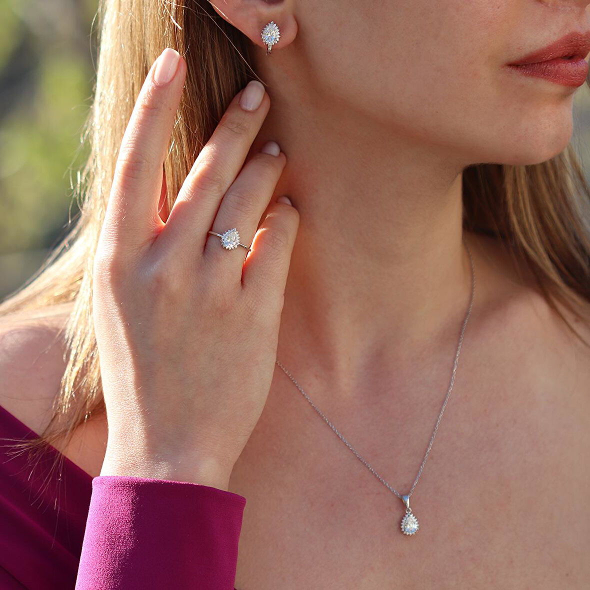 Etrafı Pırıltılı Taşlarla Çevirili Damla Montür Sky Diamond Gümüş Set