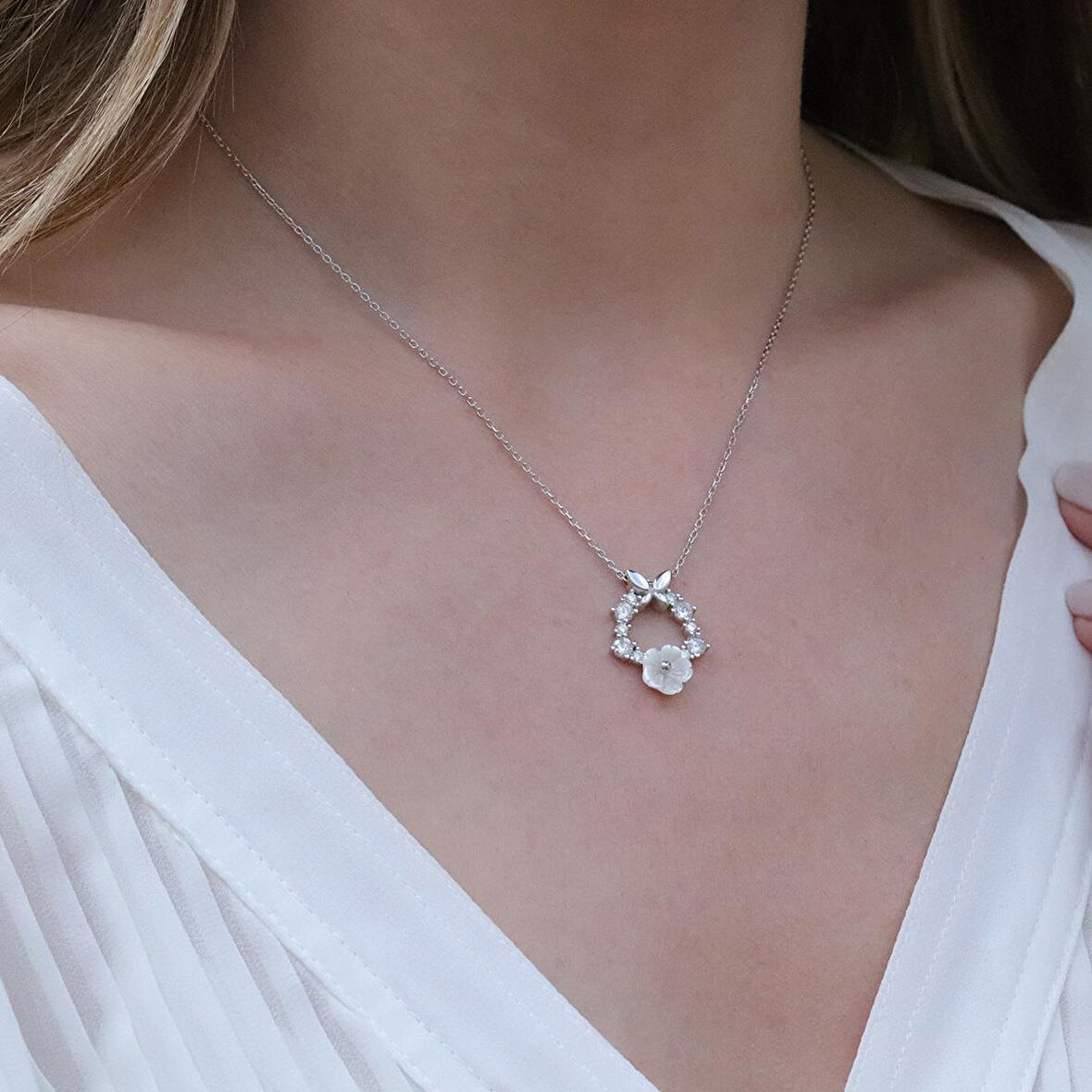 Kelebek ve Çiçek Motifli Zirkon Taşlı Gümüş Kolye