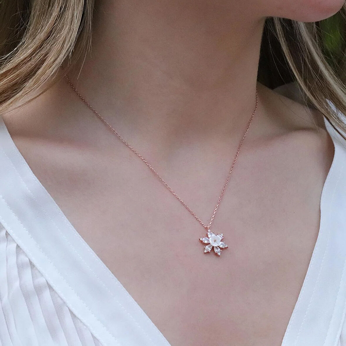 Zirkon Taşlı Çiçek Motifli Rose Gold Kaplama Gümüş Kolye