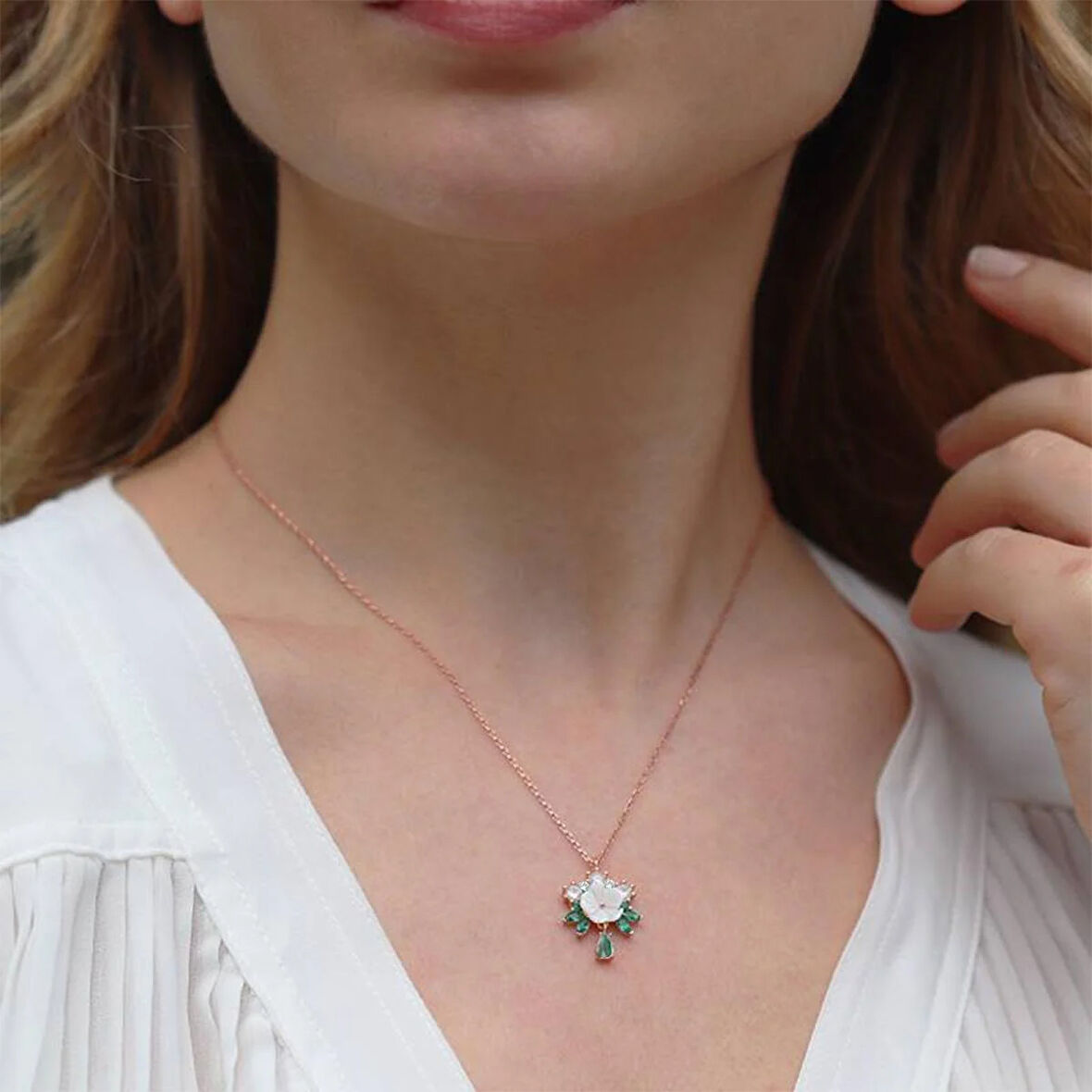 Zambak Çiçeği Rose Gold Kaplama Yeşil Zirkon Taşlı Gümüş Kolye