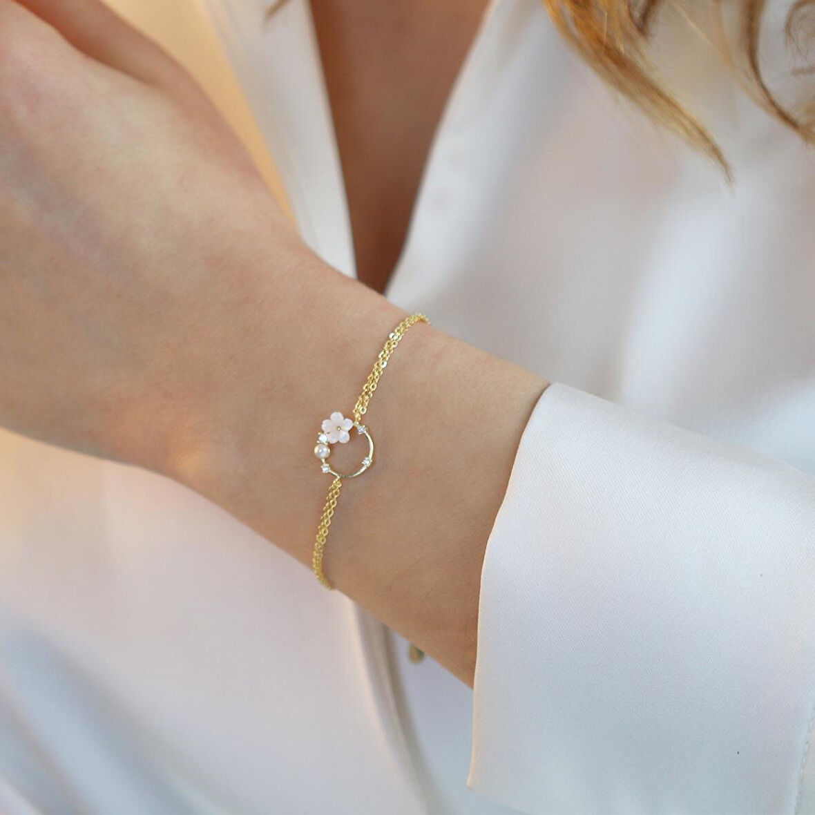 Zambak Çiçeği İnci Detaylı Gold Kaplama Gümüş Bileklik