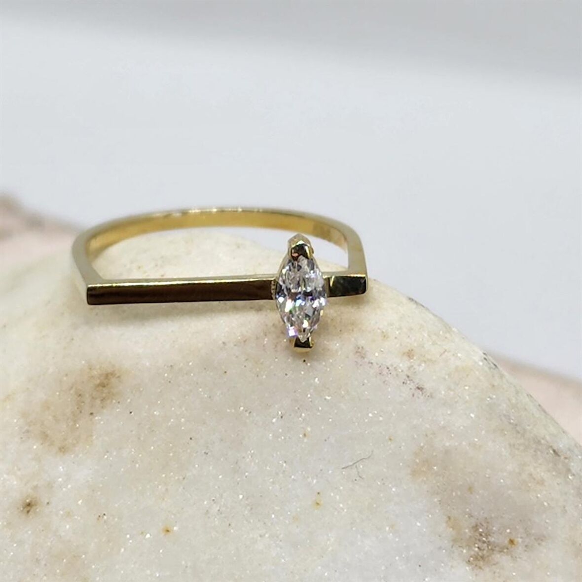 0,40CT Mekik Taşlı Pırlanta(Signty Taşlı)Kare Kol Tasarım 14 Ayar Altın Kadın Modern Tektaş Yüzük