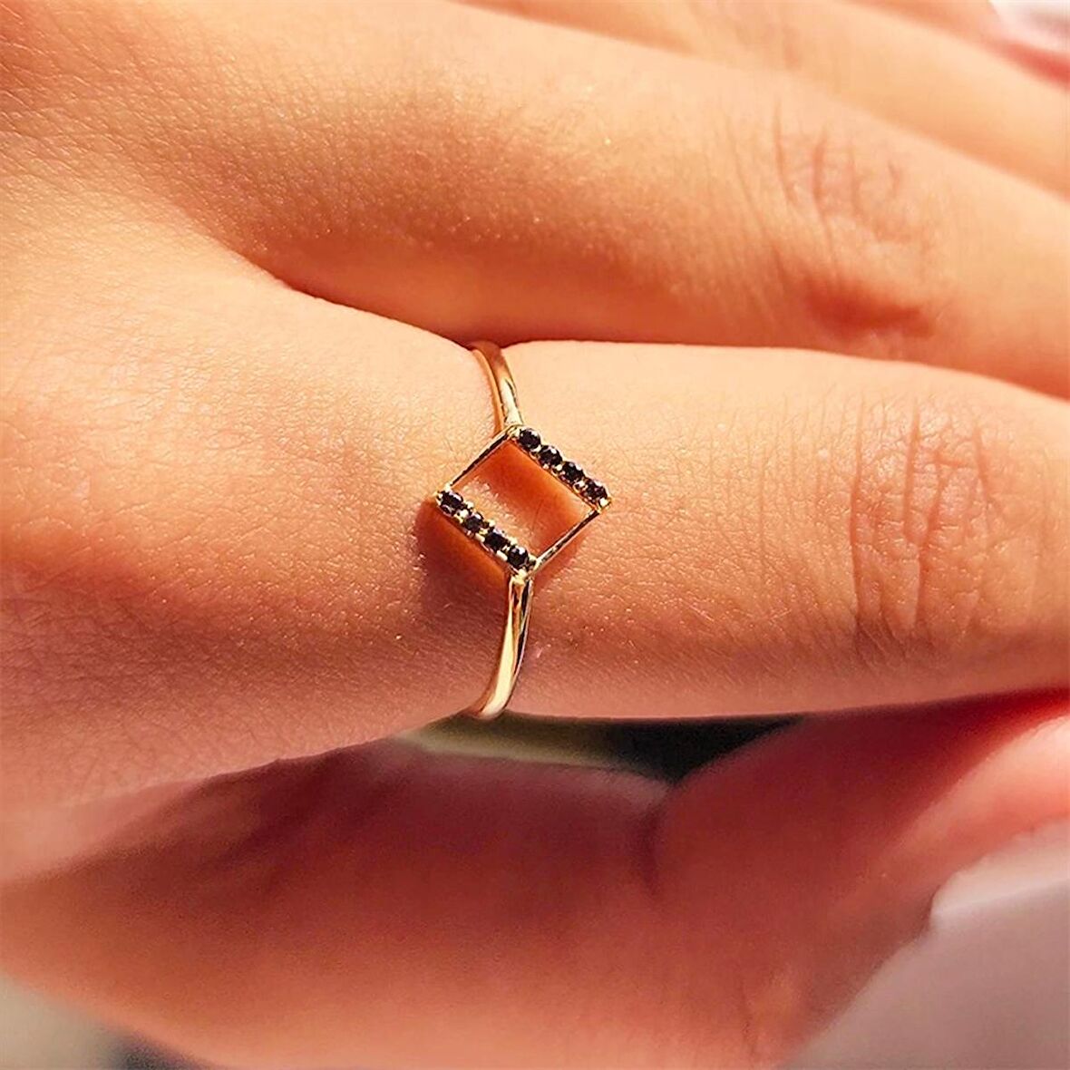 Dörtgen Black Taşlı Minimal Tasarım Altın-Tarz Estetik Hediye Minimal Estetik 14 Ayar Altın Yüzük