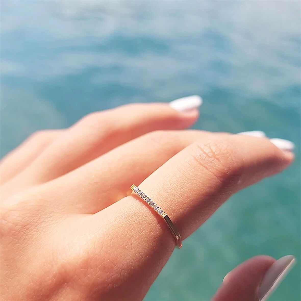 Gümüş Yüzük - Altıgen Sıra Çizgi Signity Swarovski Taşlı 925 Ayar Gümüş Alyans