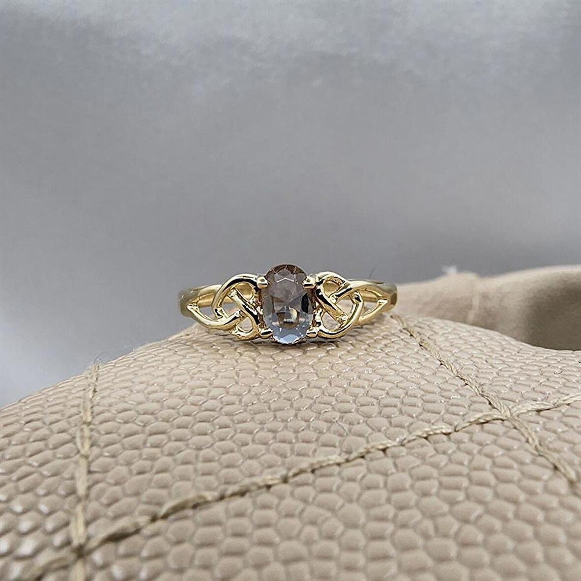 0.60 Karat Zultanit Taşlı Fantazi Modern Tasarım 14 Ayar Altın Evlilik Alyansı