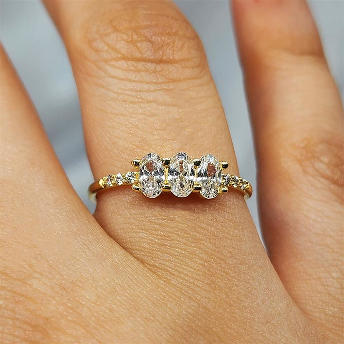 Gümüş Yüzük - 0.60 Karat Zirkon Oval Taşlı Tria Fantezi 925 Ayar Gümüş Evlilik Teklifi Yüzüğü