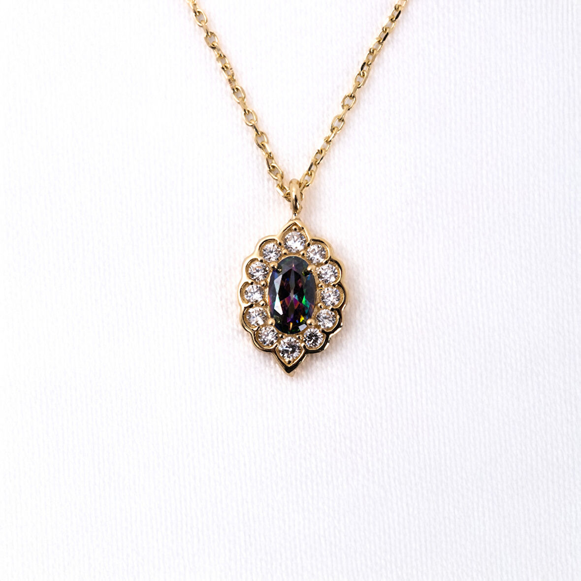 Oval Mistik Topaz Taşlı Yanları Zirkon Taşla Süslenmiş Modern Tasarım 925 Ayar Gümüş Kolye