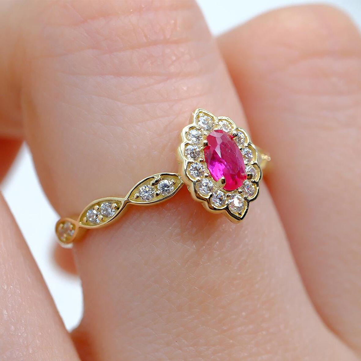 Oval Ruby Taşlı Yanları Zirkon Taşlarla Süslemeli Işıltılı 14 Ayar Altın Kadın Yüzük 