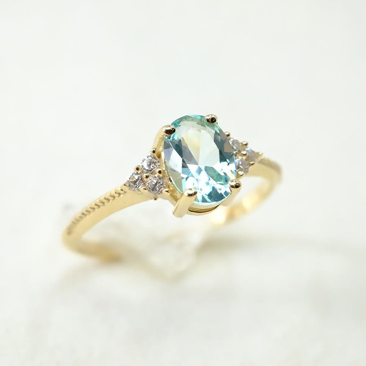 Oval Kesim Blue Topaz Yan Zirkon Taşlı Modern Tasarım 14 Ayar Altın Kadın Yüzük Günlük-Hediyelik