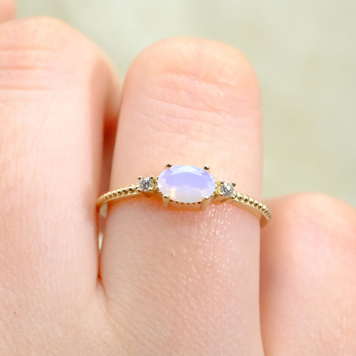 Oval Kesim Kuvars Taşı Yan Zirkon Taşlı Modern Tasarım 14 Ayar Altın Yüzük Tektaş Günlük-Hediyelik