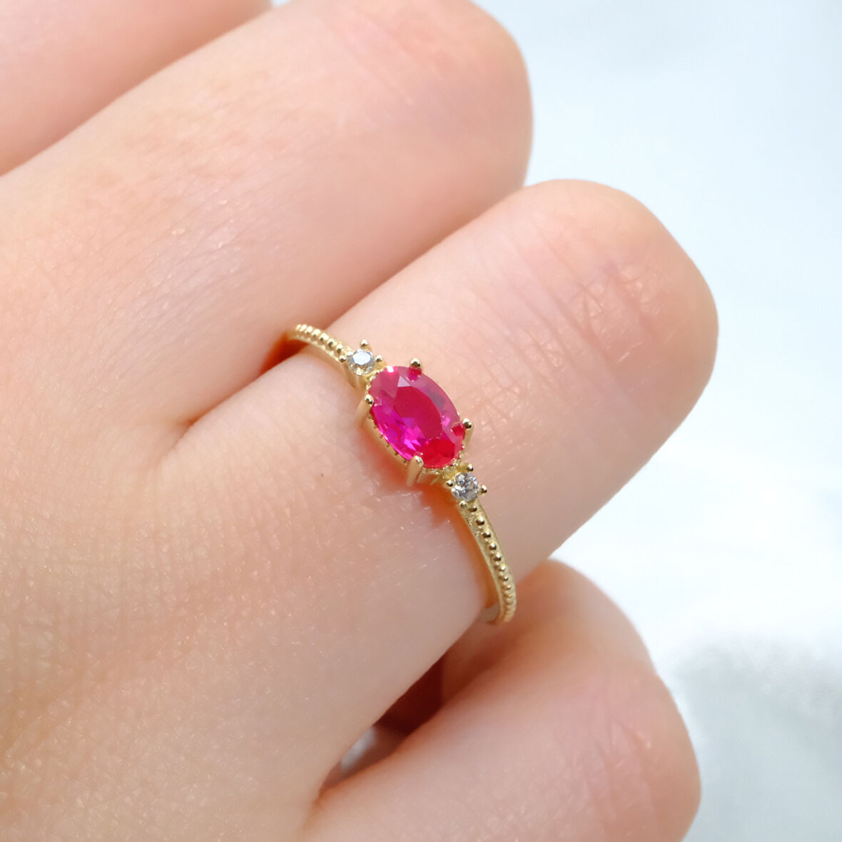 Oval Kesim Yakut Taşı Yan Zirkon Taşlı Modern Tasarım 925 Ayar Gümüş Yüzük Tektaş Günlük-Hediyelik