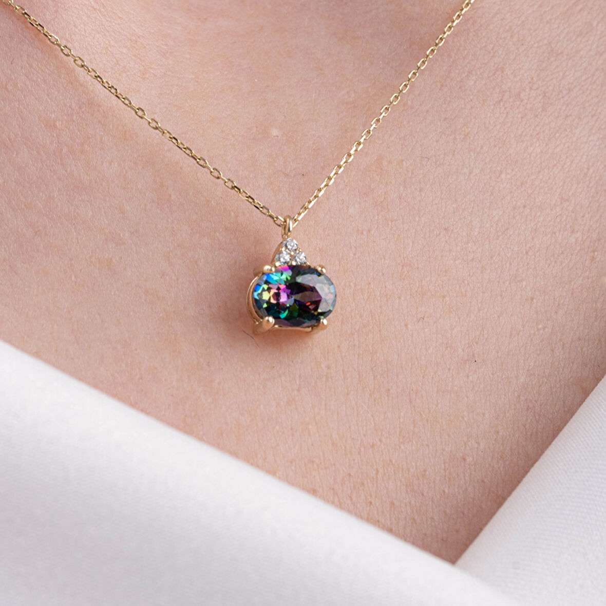 1.15 Karat Mistik Topaz Taşlı Zirkon Taşlarla Süslenmiş Sade Modern Tasarım 925  Ayar Gümüş Kolye
