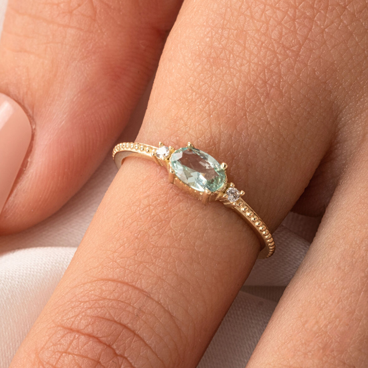 Gümüş Yüzük - Oval Kesim Green Topaz Taşlı Yan Zirkon Taşlarla Süslenmiş 925 Ayar Gümüş Yüzük