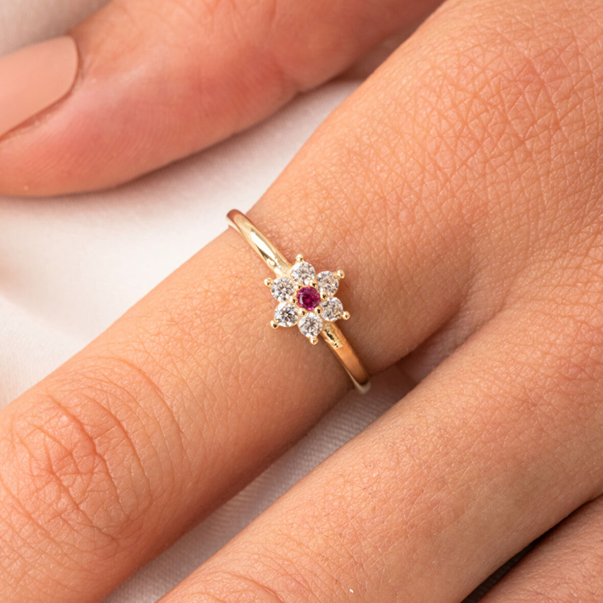 Gümüş Yüzük - Mini Papatya Ruby Taşlı Minimal Tasarım 925 Ayar Gümüş Yüzük