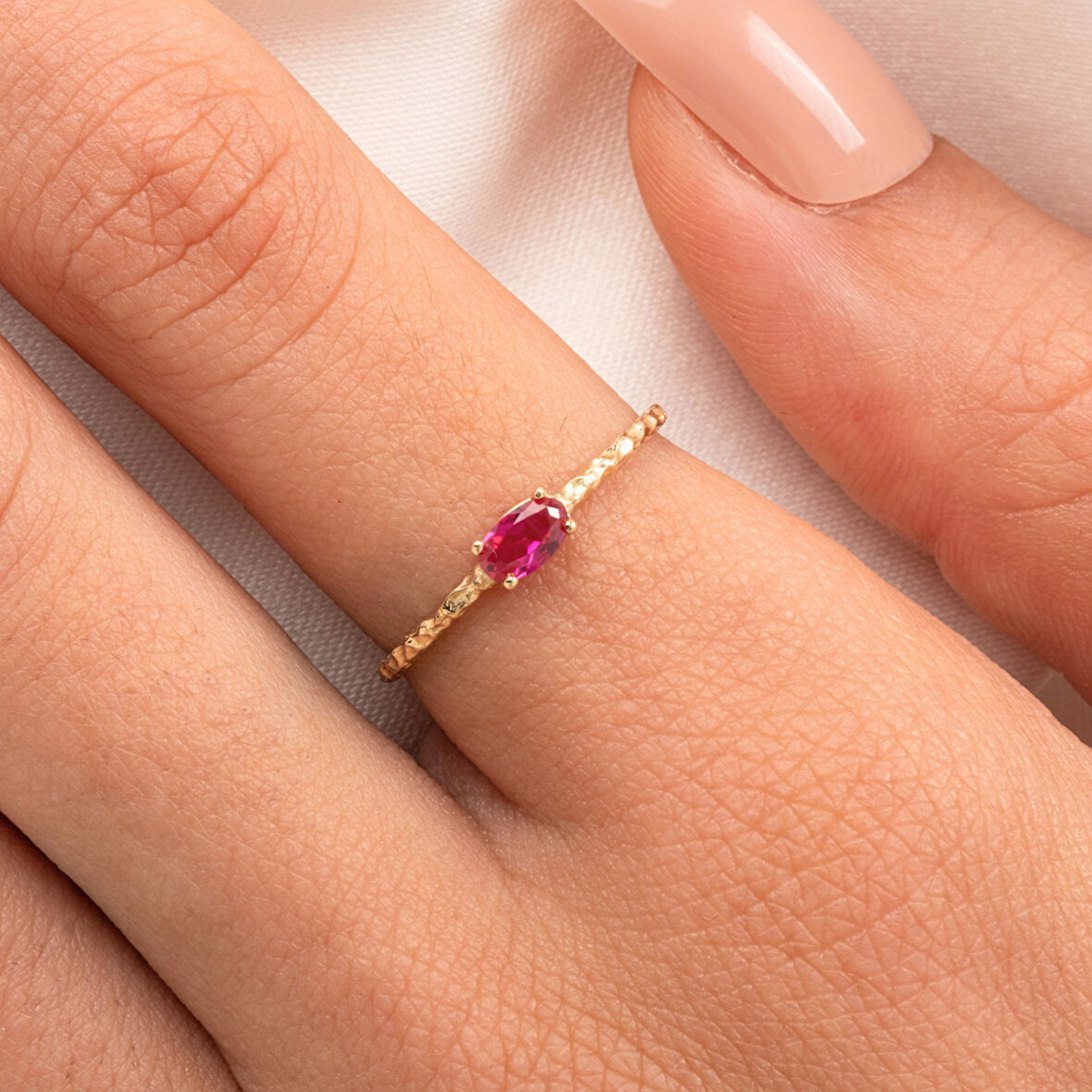 Gümüş Yüzük - Ruby Taşlı Dövülü Eskitme Minimal Tasarım Tektaş 925 Ayar Gümüş Yüzük