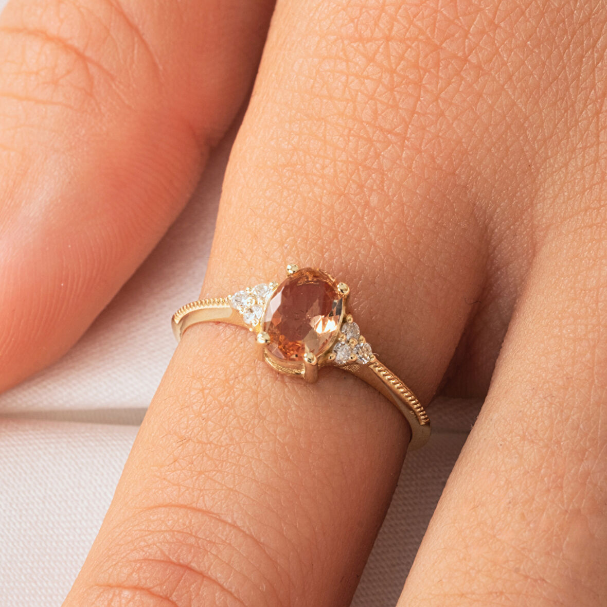 Altın Yüzük - 0.10 Karat Pırlanta Taşlı Oval Kesim Zultanit Taşlı Modern Tasarım 14 Ayar Altın Yüzük