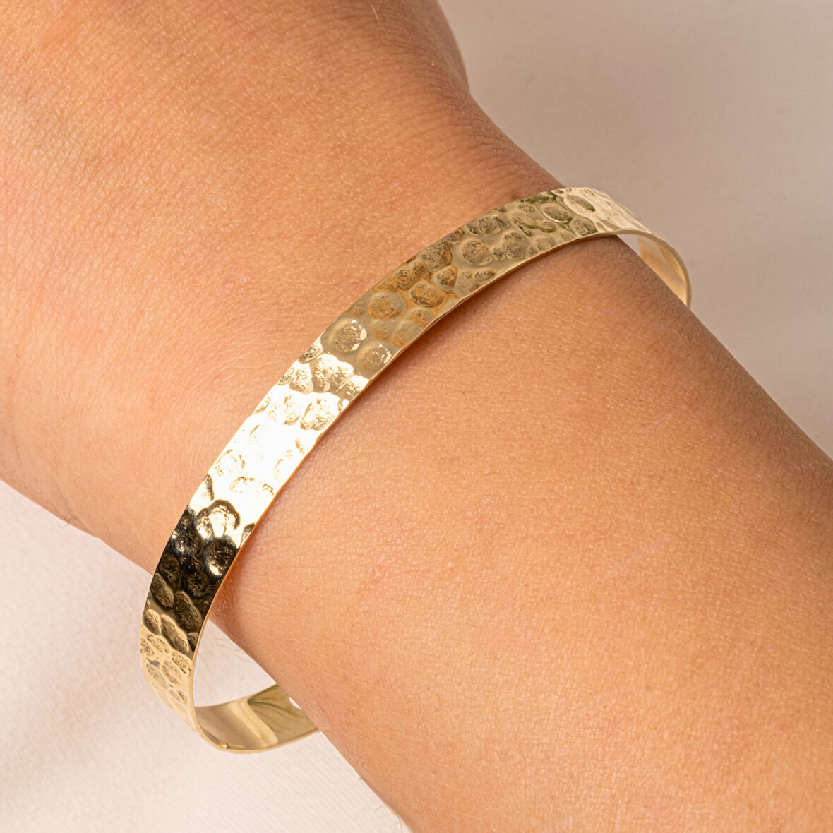 Altın Bilezik - Dövülü El İşçiliği Yeni Tarz Kelepçe 14 Ayar Altın Bilezik