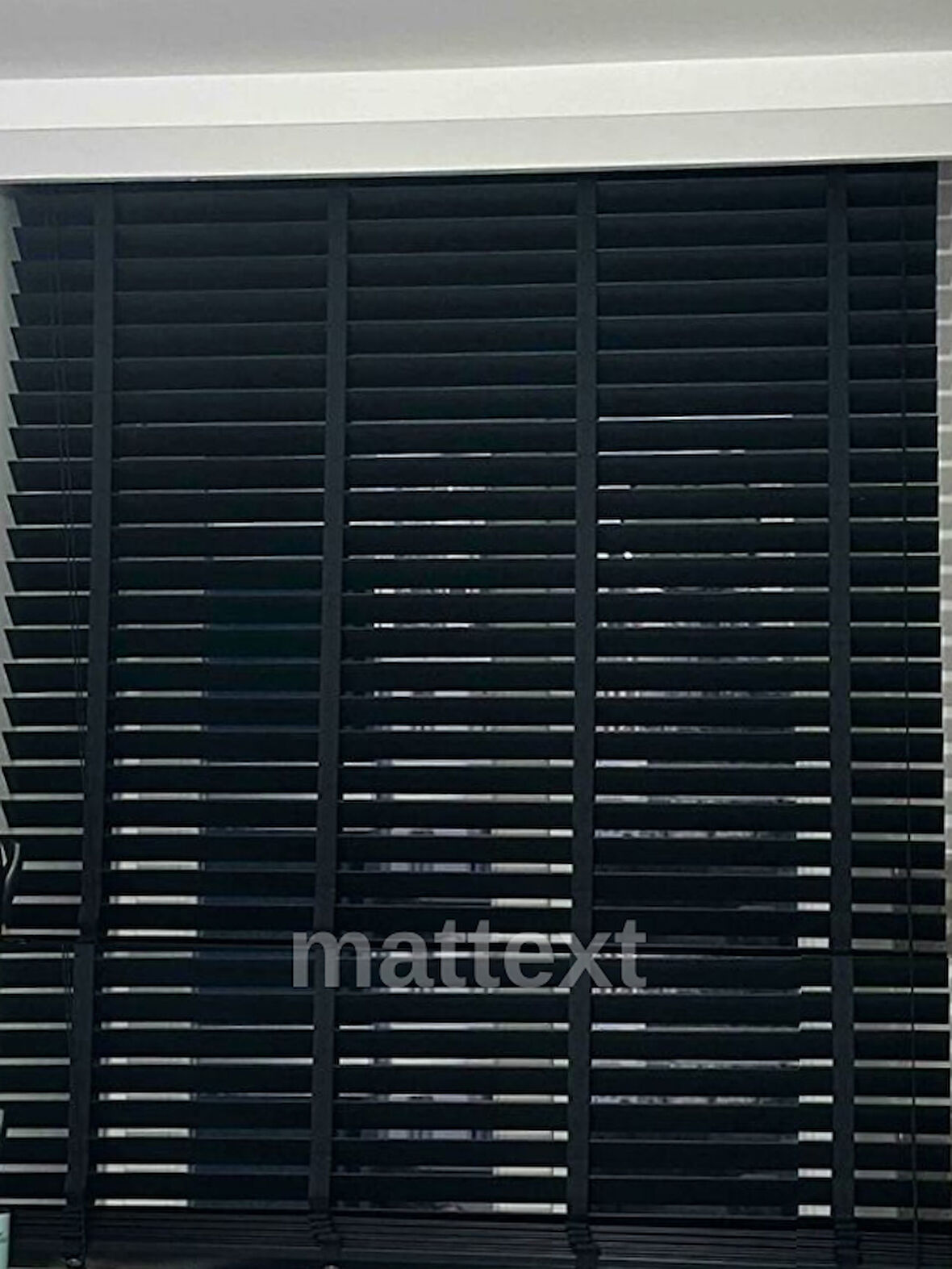 Siyah Redektörlü Kurdelalı Ahşap Jaluzi