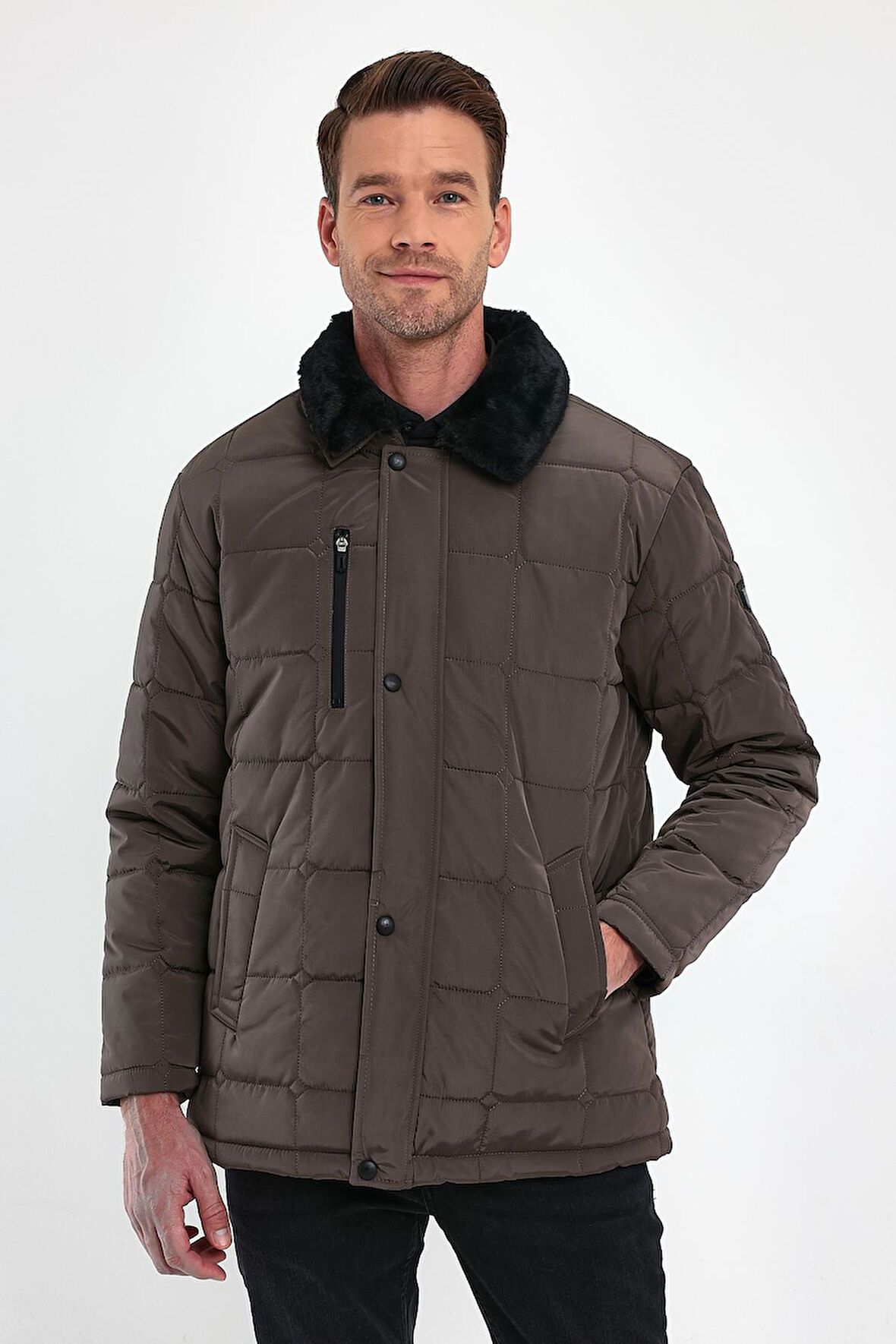 Erkek Kahverengi Standart Fit Normal Kesim Kürklü Çıkartılabilir Yaka Çıtçıt Detaylı Fermuarlı İçi Kürklü Kışlık Mont