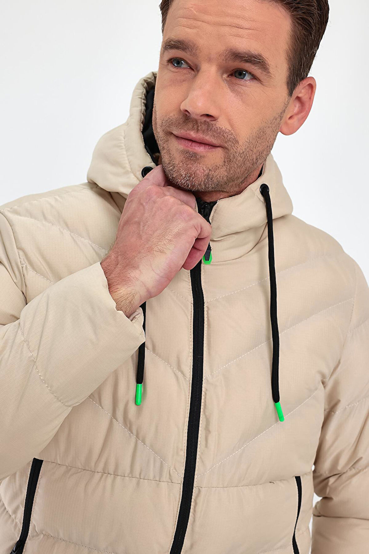 Erkek Krem Standart Fit Normal Kesim İçi Kürklü Sabit Kapüşon Dik Yaka Mont