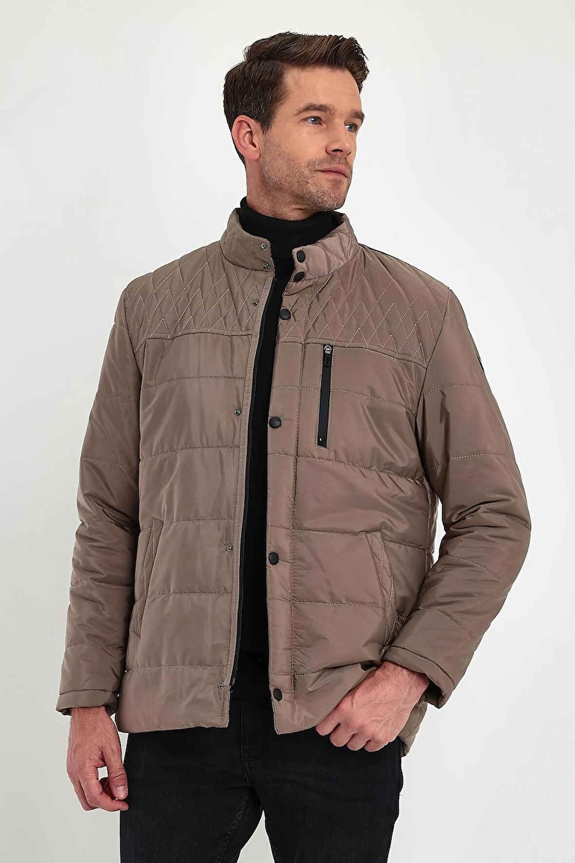 Erkek Krem Standart Fit Normal Kesim İçi Kürklü Dik Yaka Çıtçıt Detaylı Fermuarlı Kışlık Mont