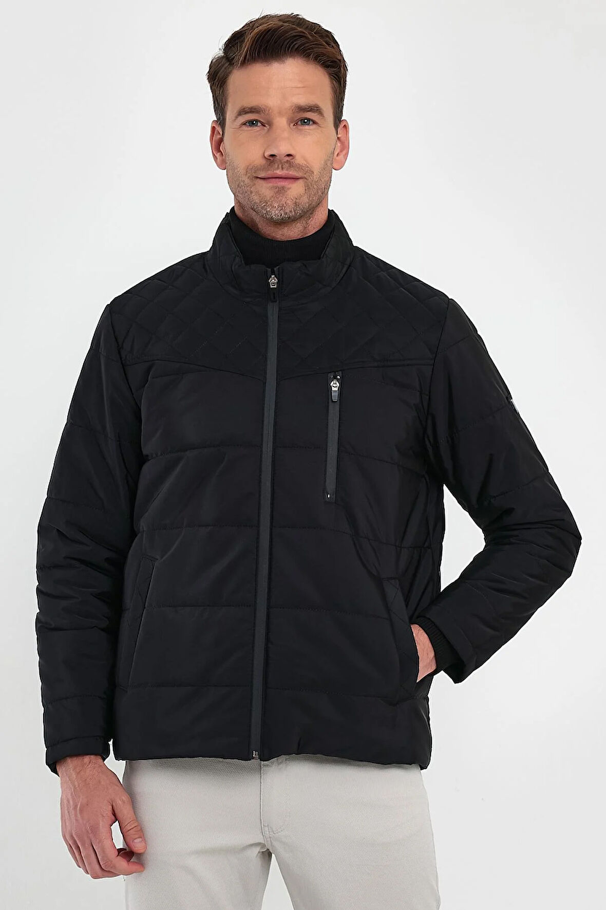 Erkek Siyah Standart Fit Normal Kesim Dik Yaka Omuz Detaylı Kışlık Mont