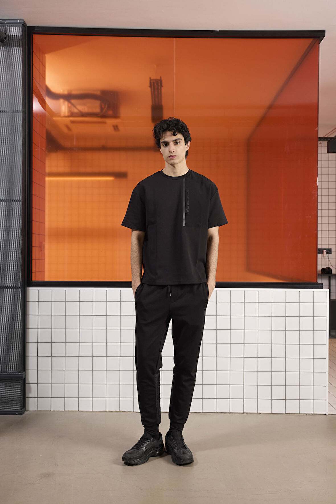 Bisiklet Yaka Göğsü Garni ve Baskı Detaylı Erkek T-shirt