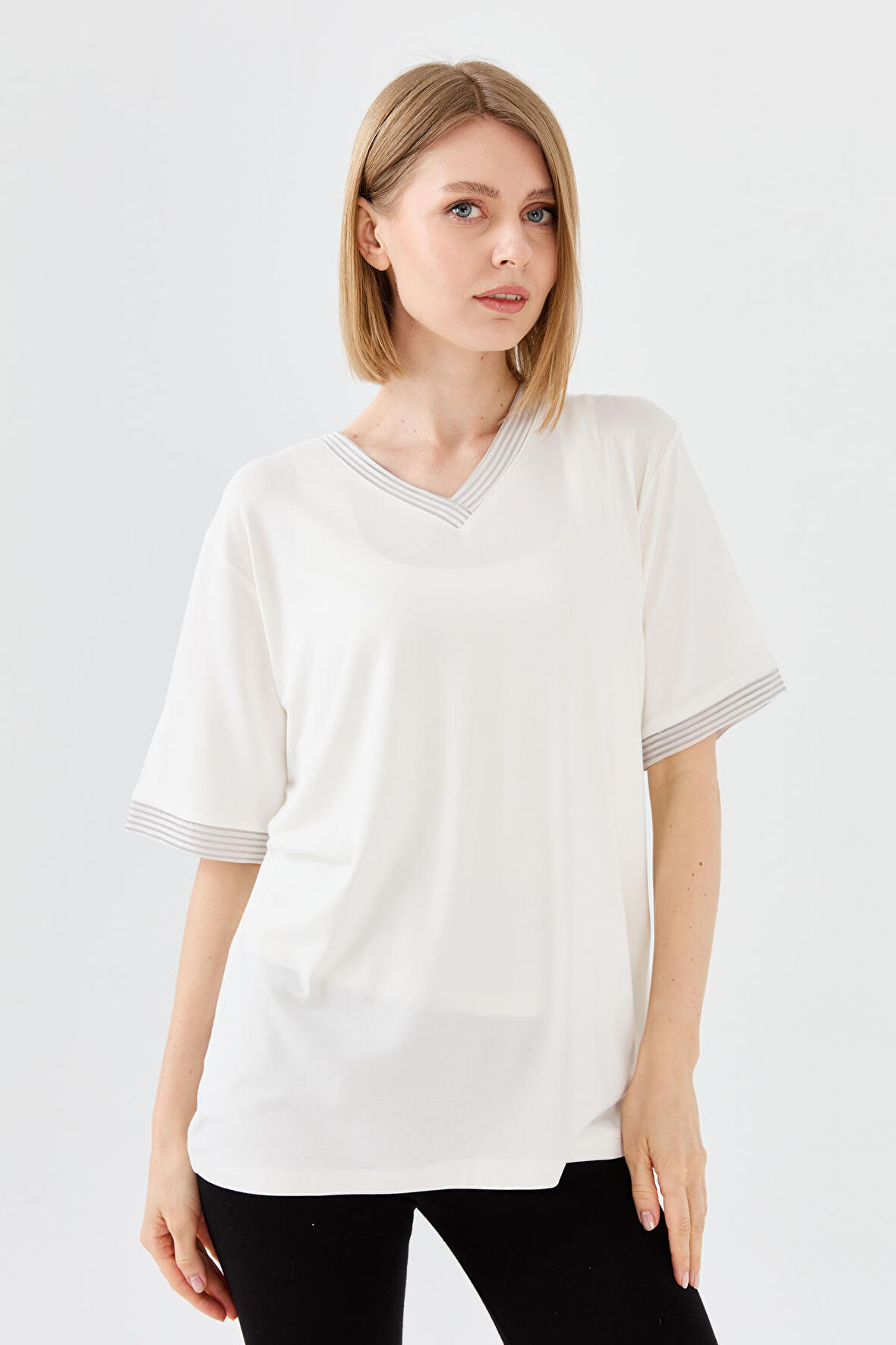 Kadın V Yaka Zincir Bantlı Penye T-shirt Kemik