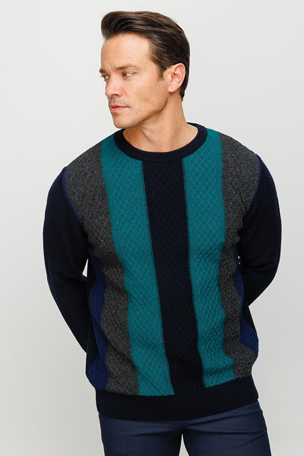 Erkek Sıfır Yaka Önü Renkli Yürütmeli Yün Kazak K.Lacivert