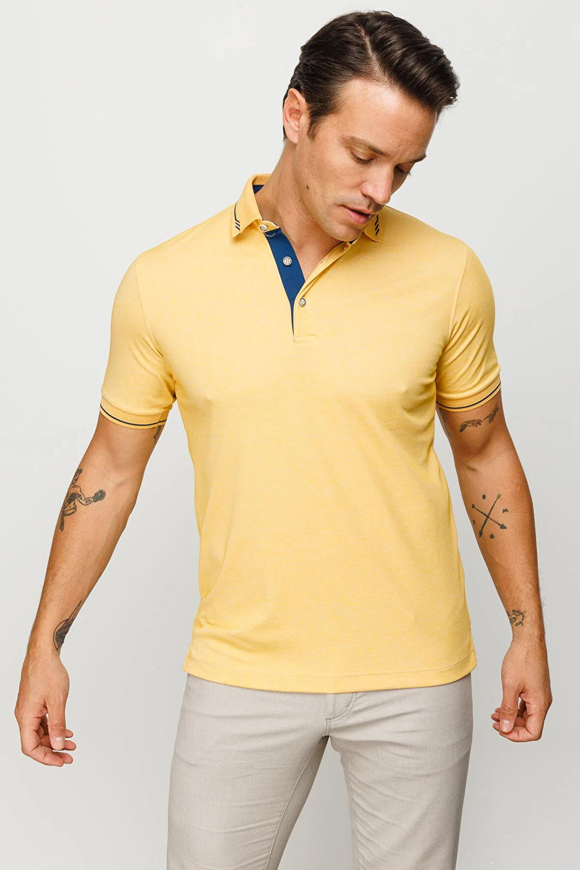 Erkek Polo Yaka Yakası ve Kolu Triko T-shirt Sarı