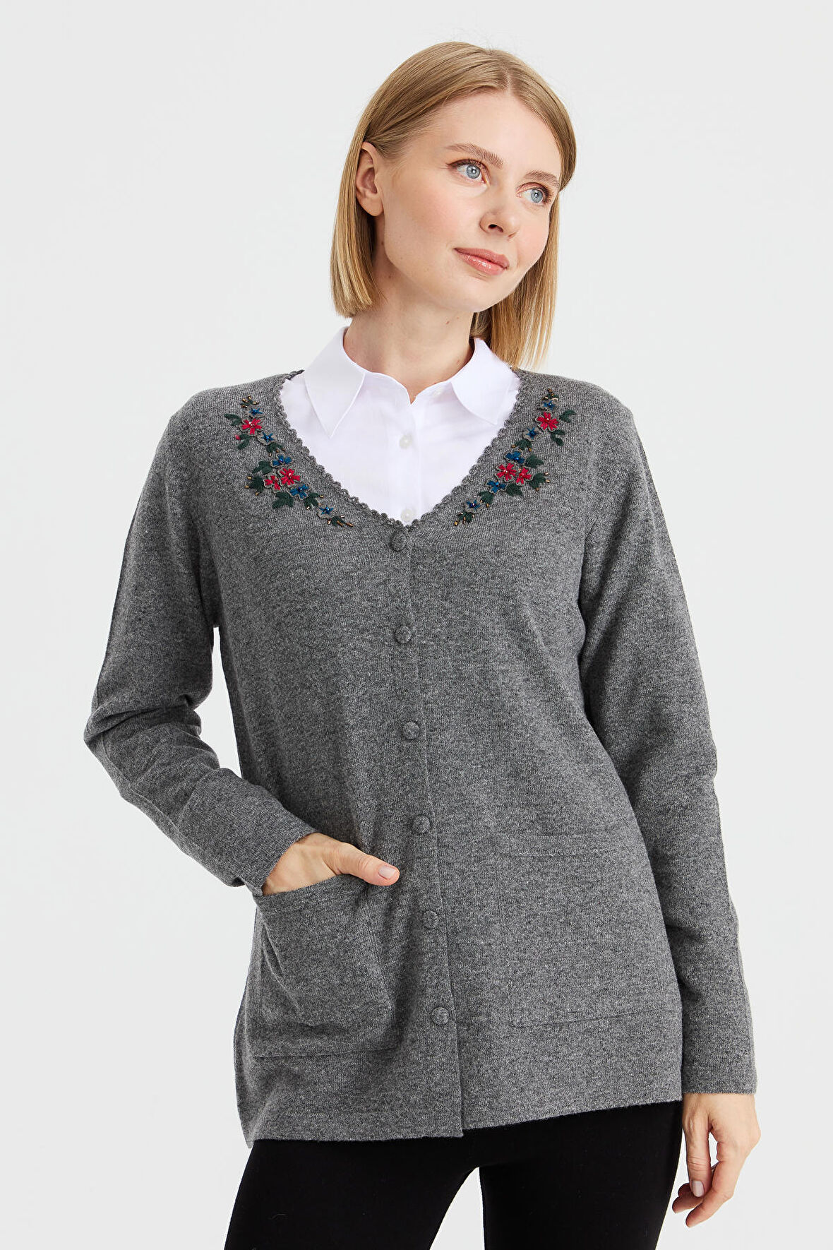 Kadın V Yaka Kenarı Dantel İşlemeli Yün Hırka Füme