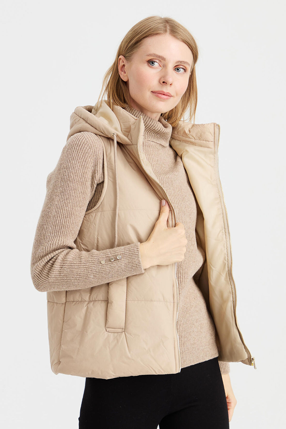 Kadın Kapüşonlu Kısa Kapitone Yelek Ekru