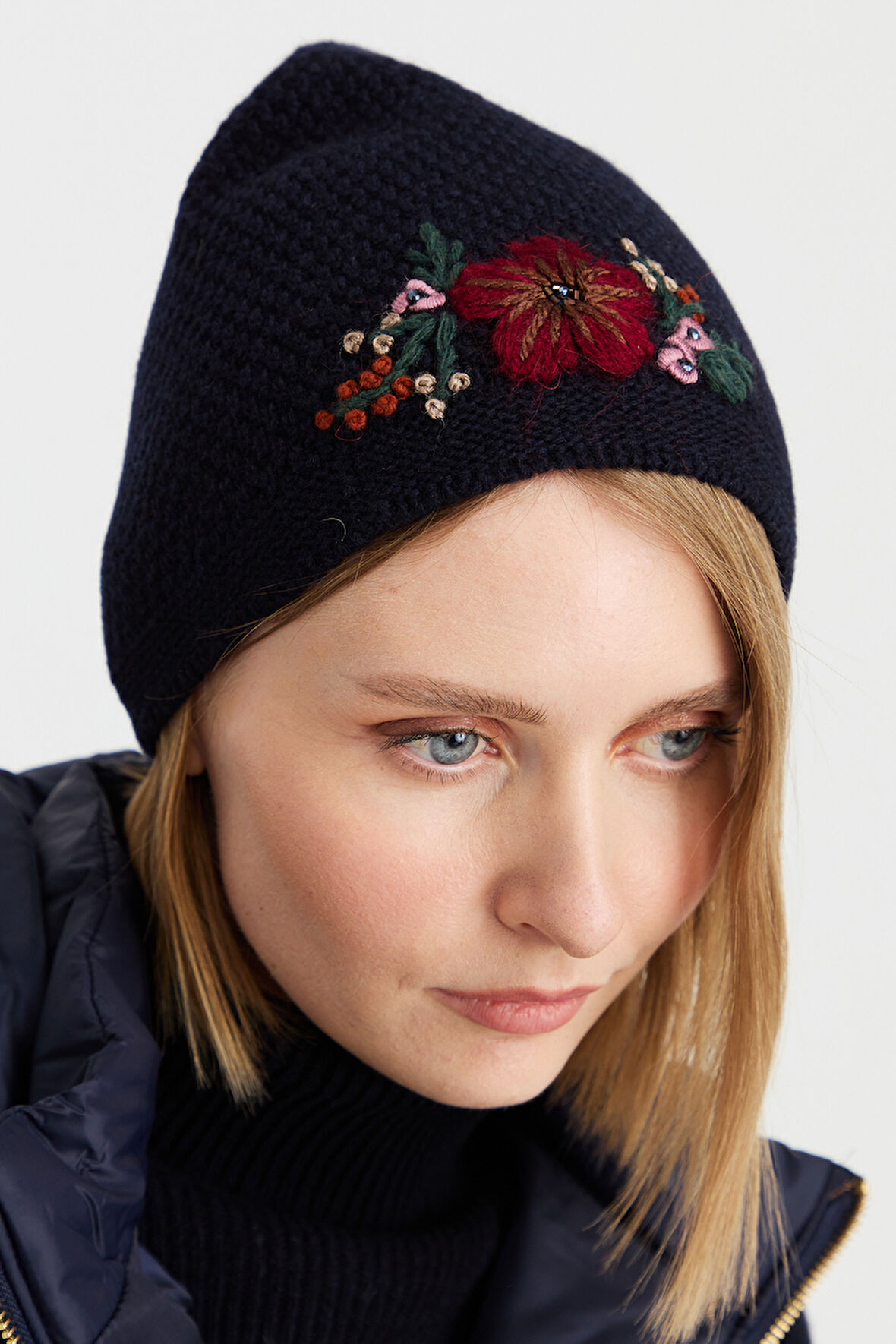 Kadın İşlemeli Yün Bere K.Lacivert