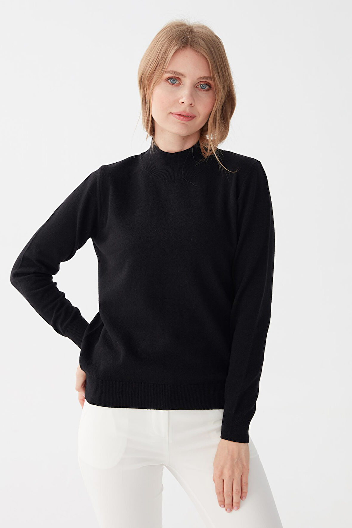 Kadın Yarım Balıkçı Yaka Klasik Bluz Siyah