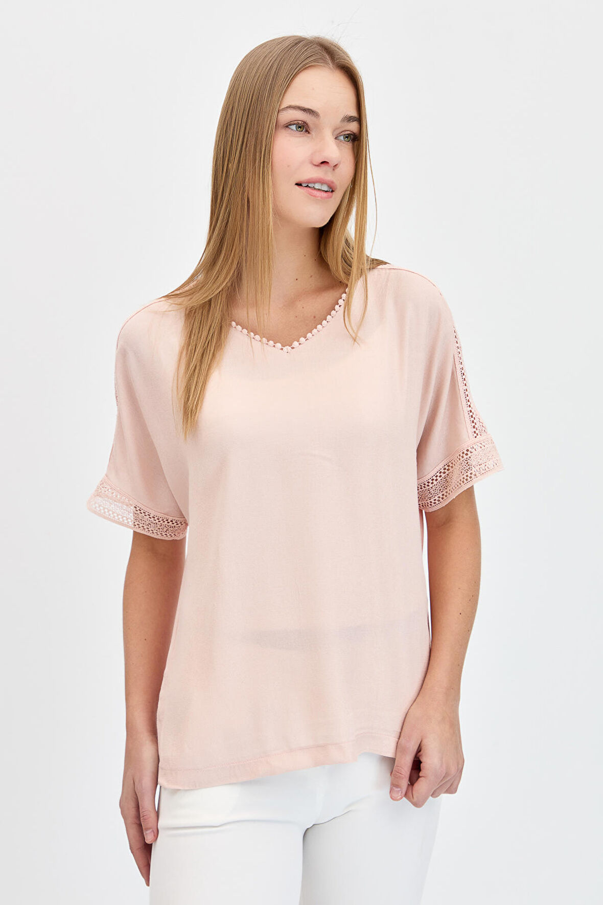 Kadın V Yaka Omzu Kol Ucu Dantelli Tshirt Pudra