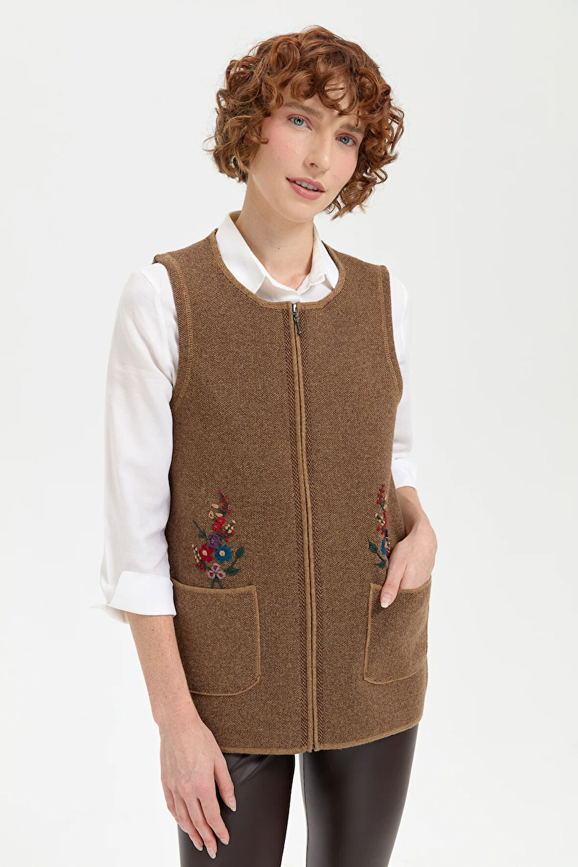 Kadın Sıfır Yaka Cep Üstü İşlemeli Kısa Yün Yelek V.Camel