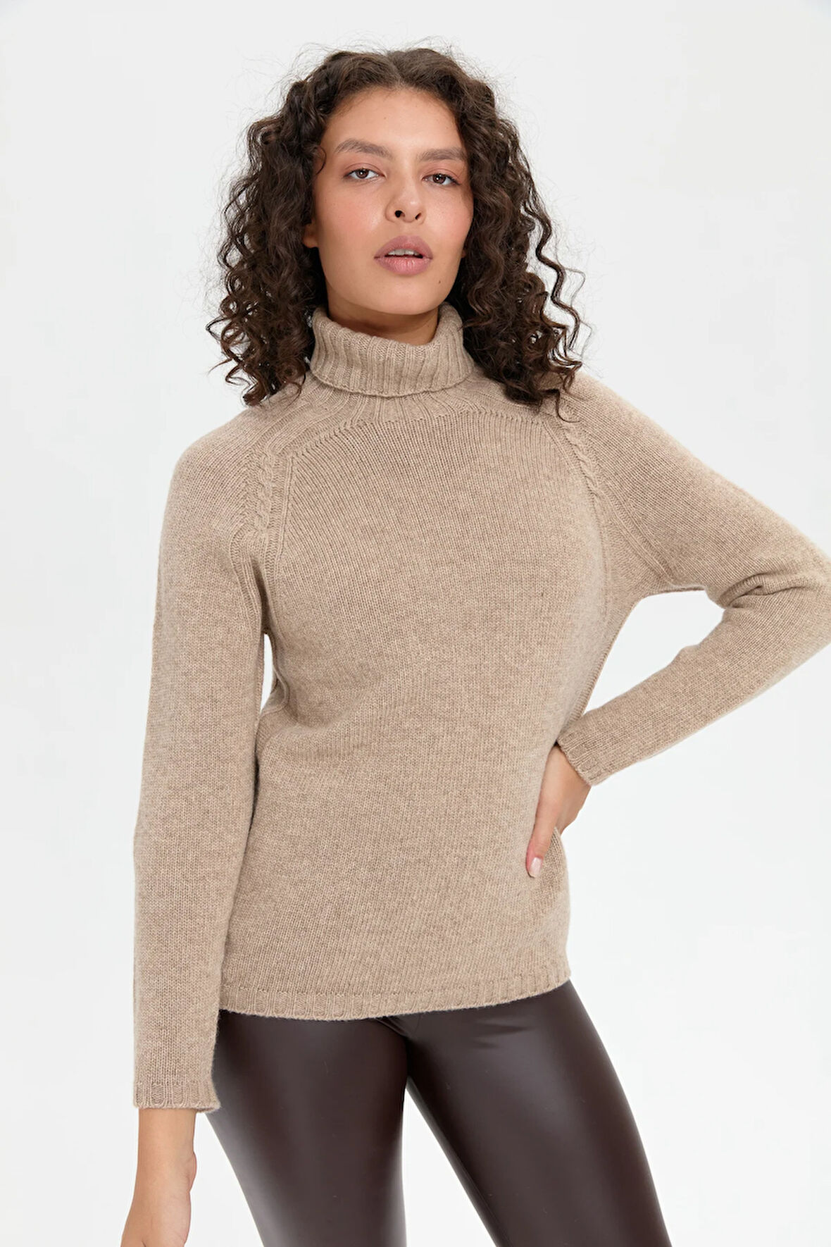 Kadın Tam Balıkçı Yaka Omuzu Saç Örgülü Yün Kazak K.Bej