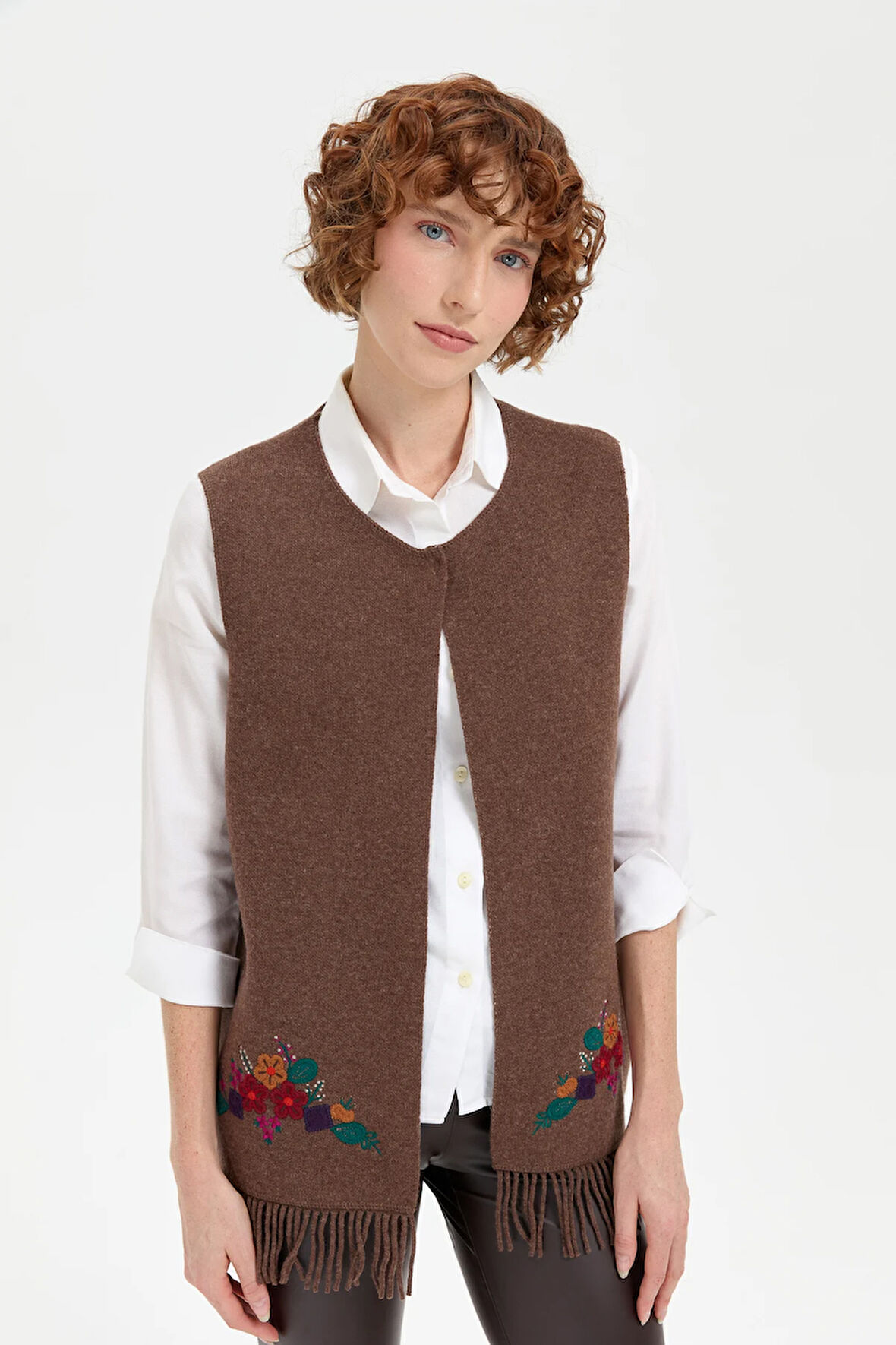 Kadın Sıfır Yaka Eteği İşlemeli Yün Yelek D.Kahve