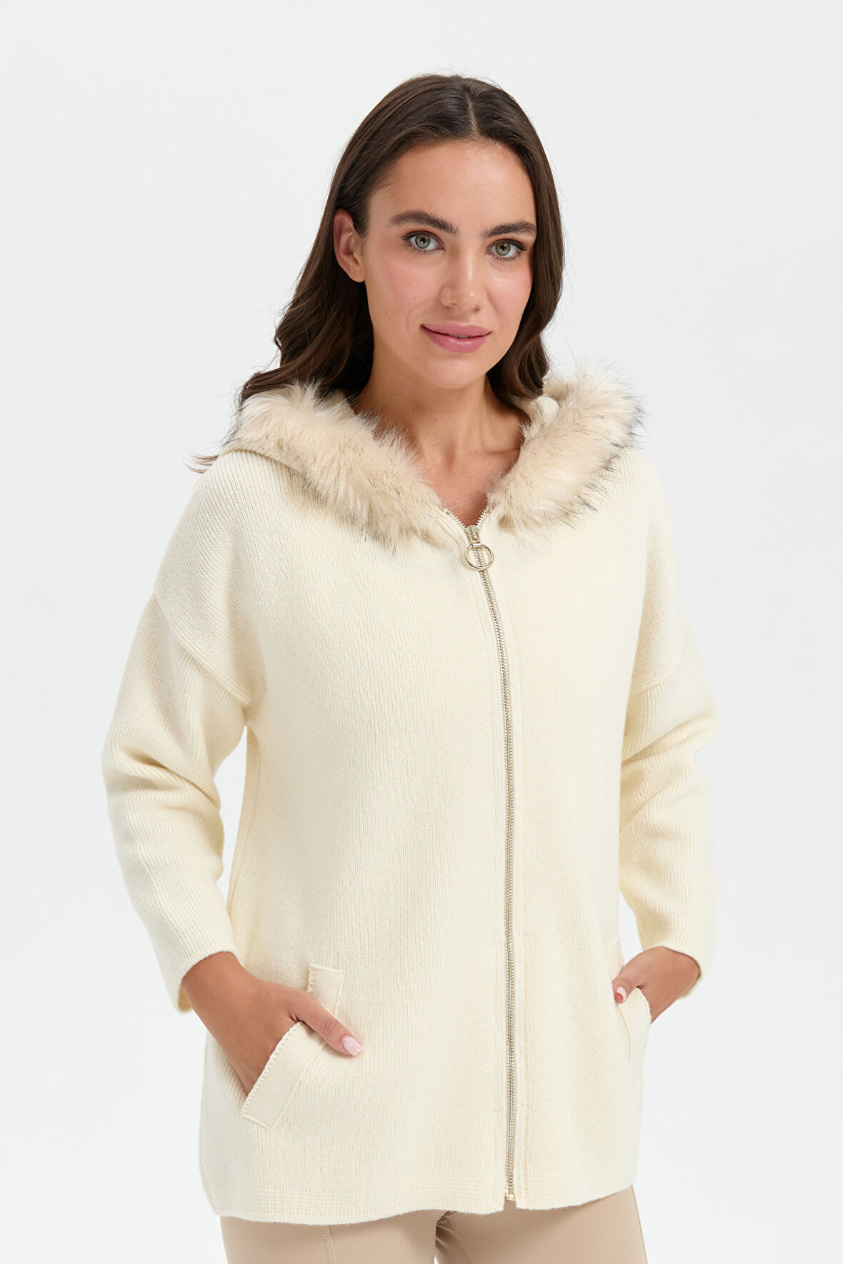 Kadın Kapüşonu Kürklü Fermuarlı Yün Hırka Kemik