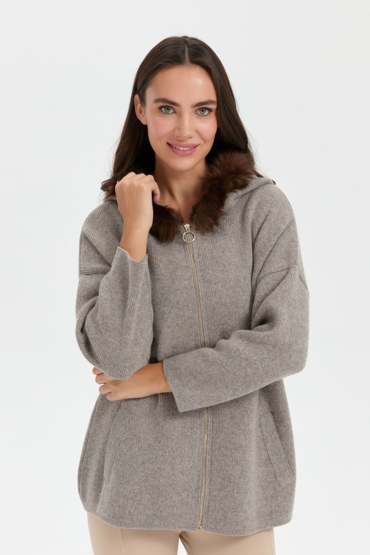 Kadın Kapüşonu Kürklü Fermuarlı Yün Hırka Vizon