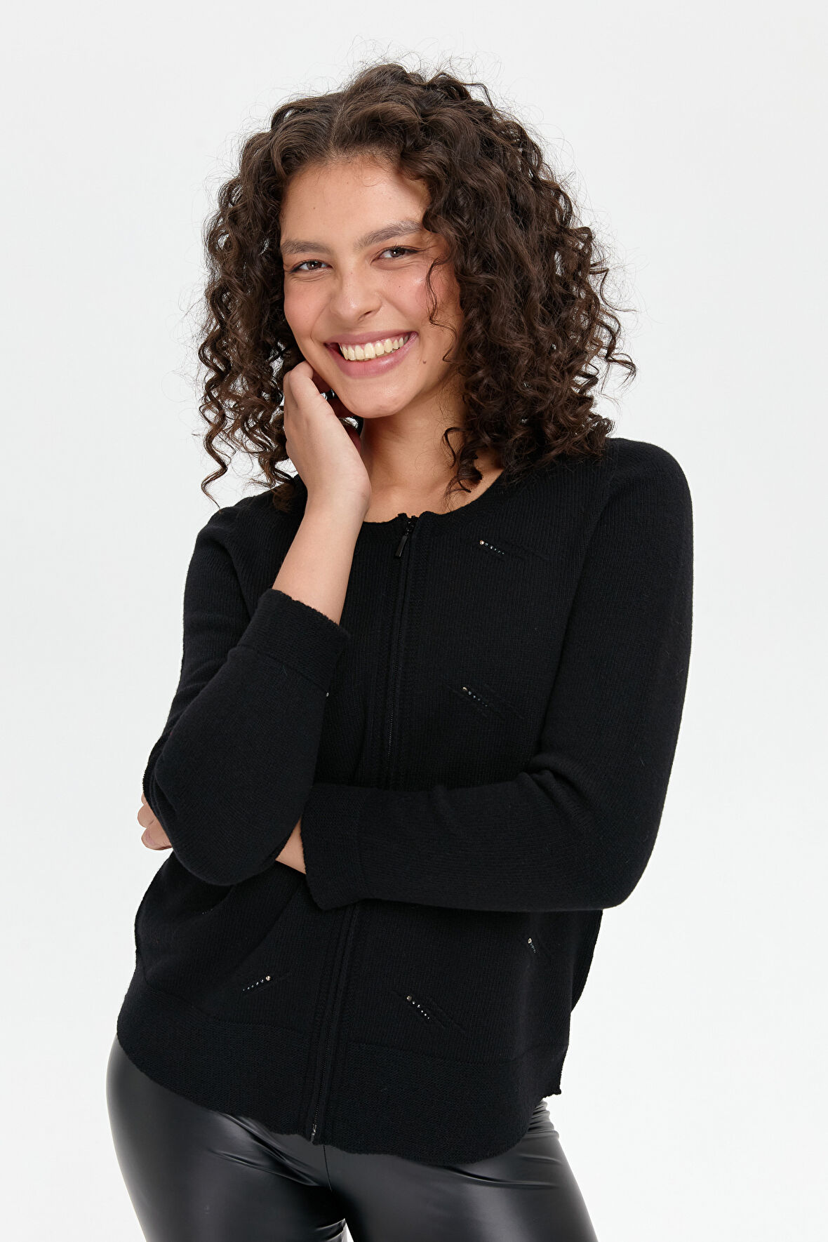 Kadın Sıfır Yaka Dikişsiz Önü Taşlı Fermuarlı Yün Hırka Siyah