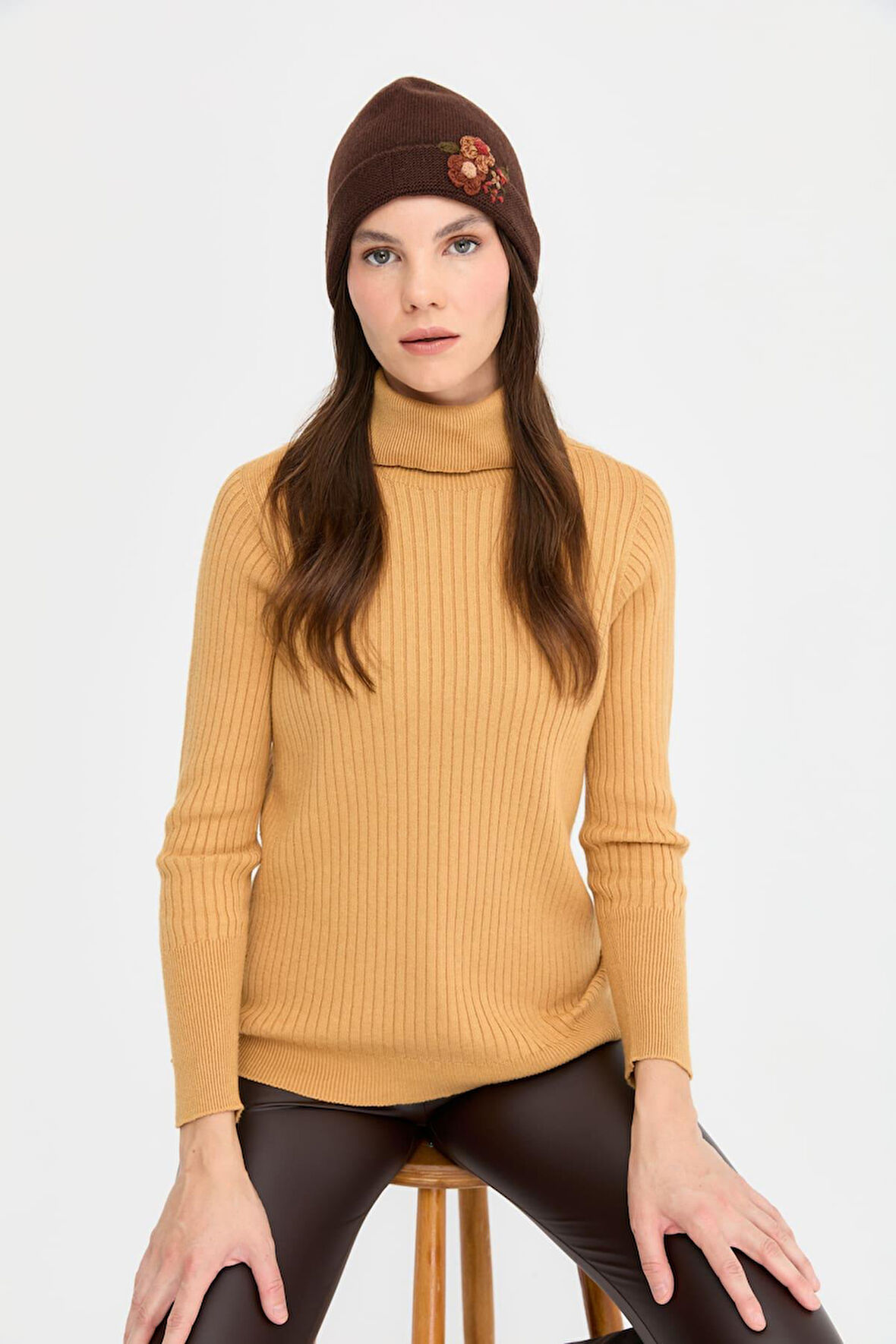 Kadın Papatya Çiçek İşlemeli Yün Bere M.Kahve