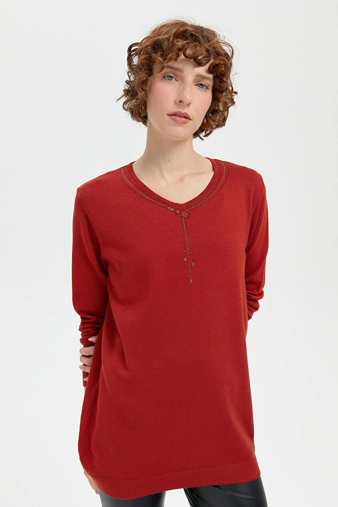 Kadın V Yaka Taşlı Kolye Desenli Ligra Bluz K.Kiremit