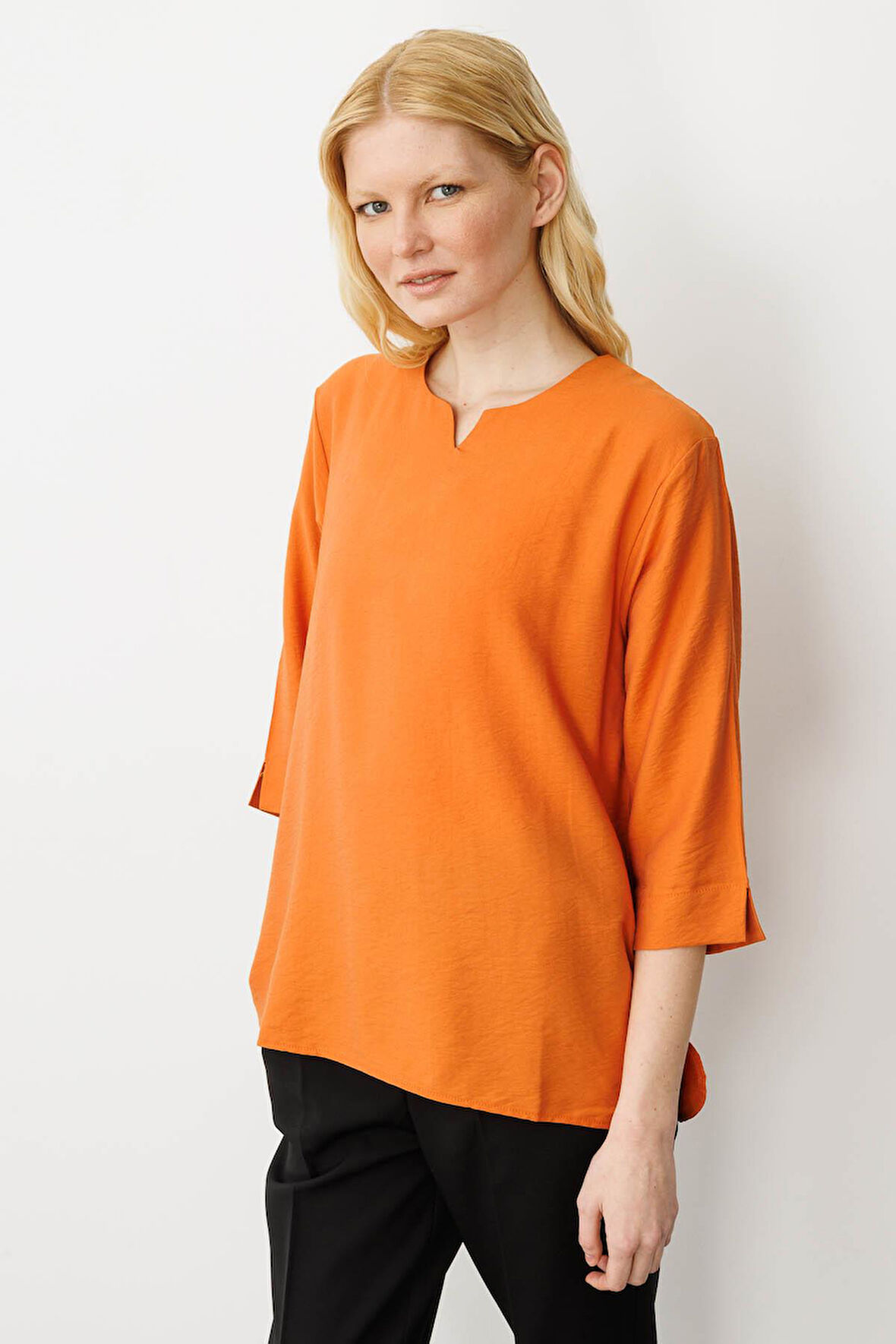 Kadın Yakası Kolu ve Eteği Yırtmaçlı Bluz Turuncu