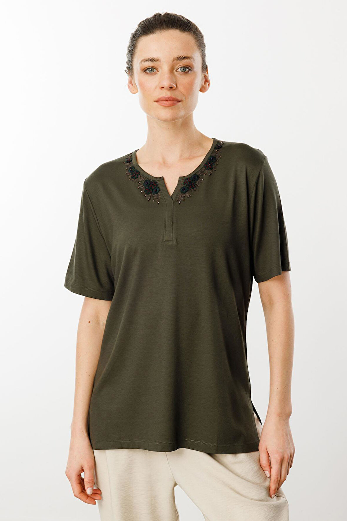 Kadın Açma Yaka Dantel Çiçek İşlemeli Penye T-Shirt Haki